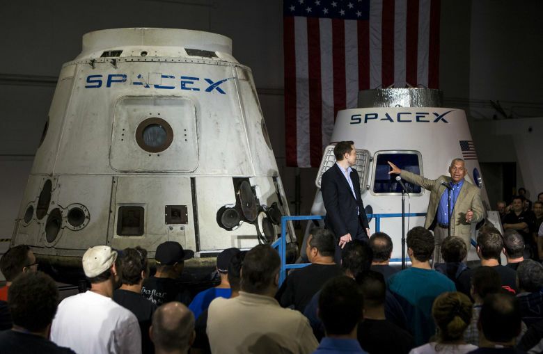 Charles Bolden y Elon Musk en la presentación de SpaceX. (Reuters)