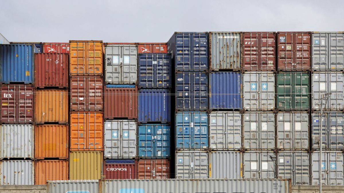 Las exportaciones caen un 15,8% hasta junio y el déficit comercial se reduce un 48%