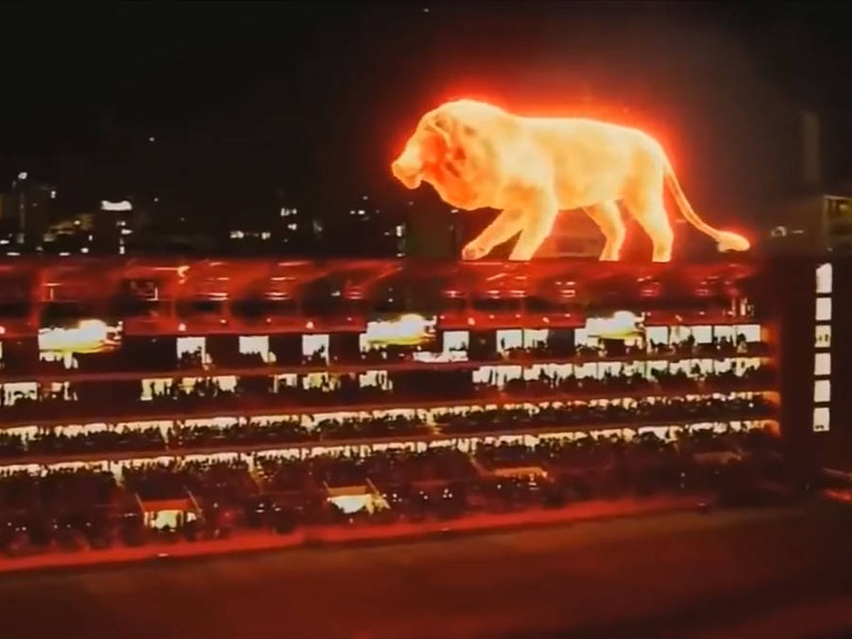 Foto: Un león de fuego recorrió la tribuna del nuevo estadio de Estudiantes de La Plata (Foto: YouTube)