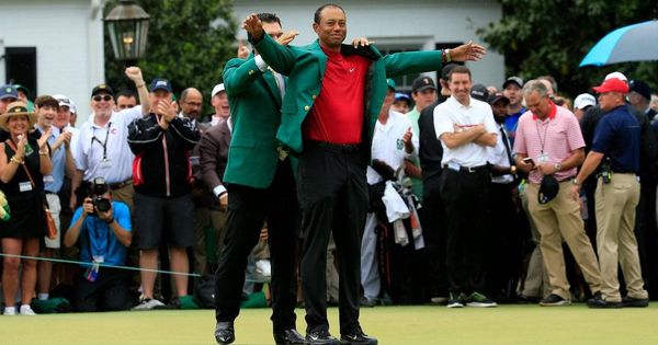 Foto: Tiger Woods recibiendo su quinta chaqueta verde.