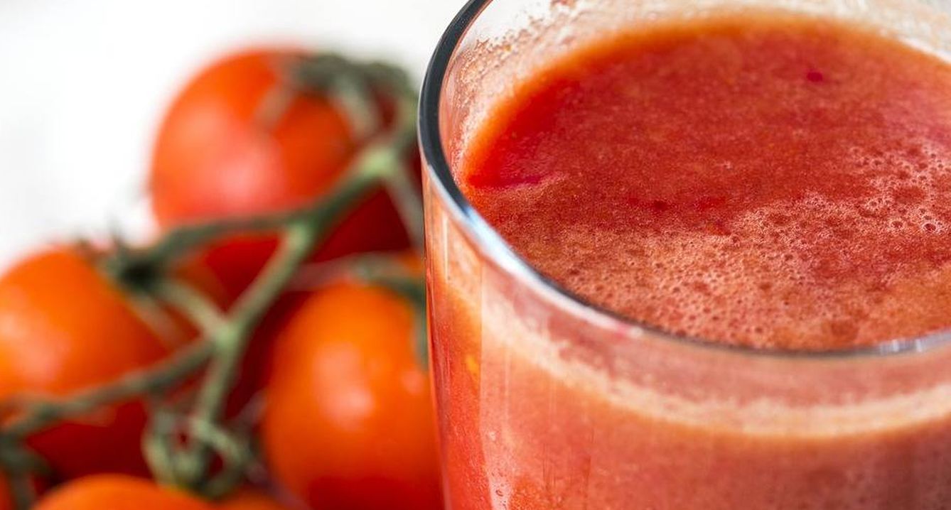 El zumo de tomate ayuda a hidratarse y combate la resaca. (Pixabay)