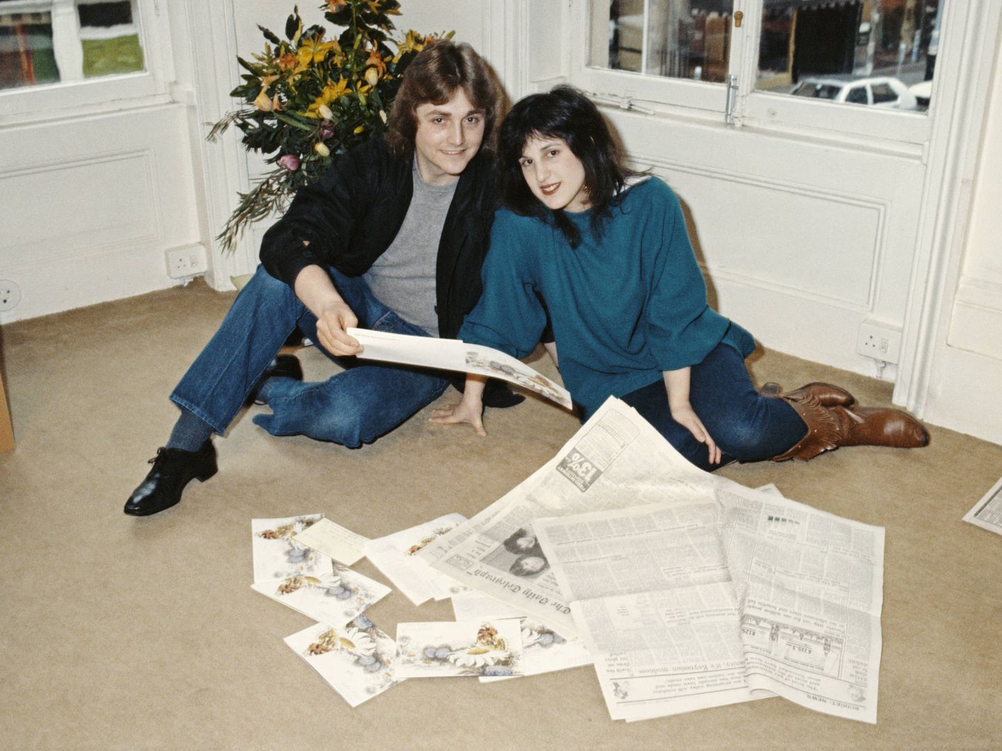 David y Elizabeth Emanuel, en su salón de Mayfair, en marzo de 1981, tras ser elegidos por Diana de Gales para diseñar su vestido. (Getty)