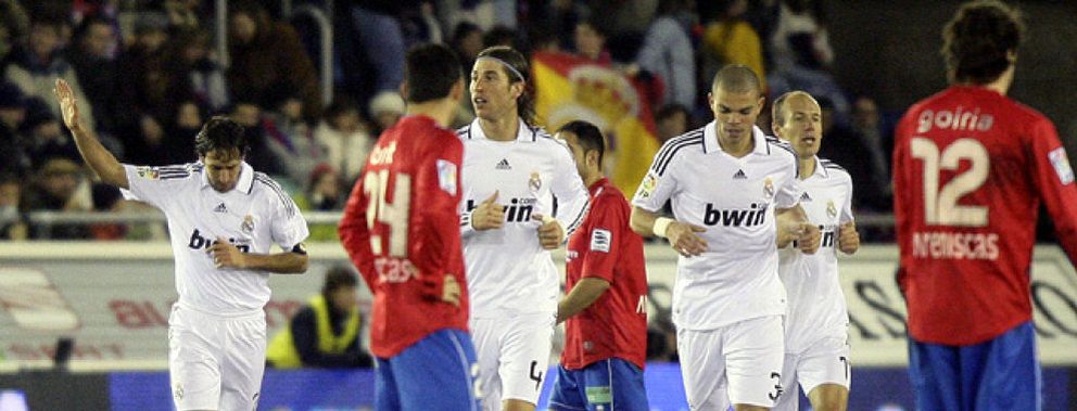 Foto: El Madrid encadena su sexto triunfo y Raúl iguala a Di Stéfano