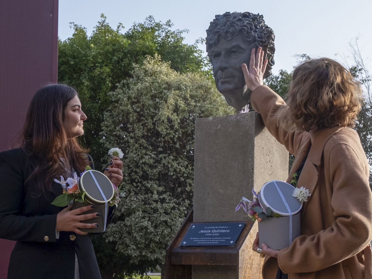 Foto: Andrea Quintero y María Indiano con el busto de Jesús Quintero en Huelva. (EFE/Julián Pérez)