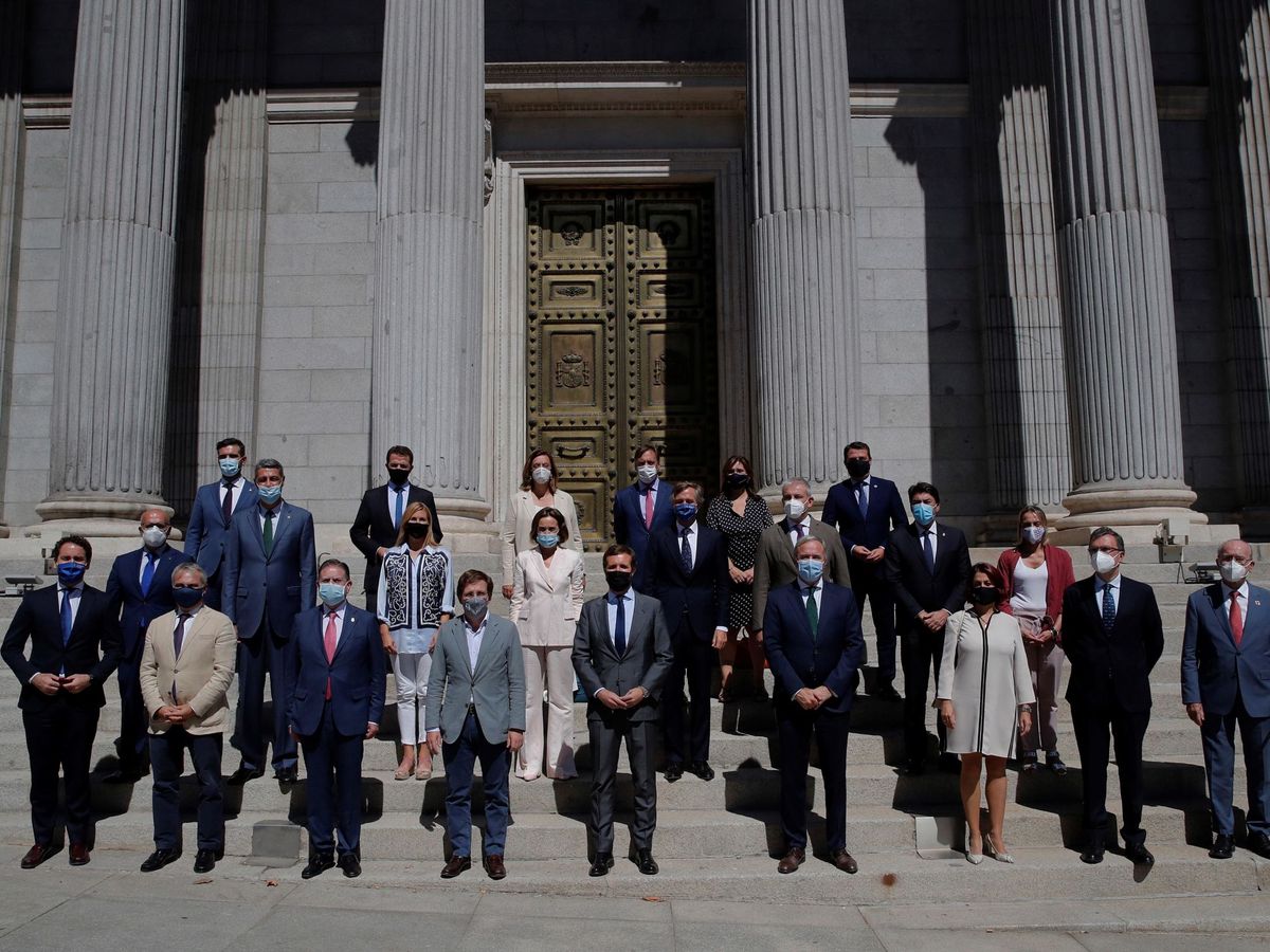 Foto: Los alcaldes del PP, a las puertas del Congreso tras el pleno de los remanentes de los ayuntamientos el pasado 10 de septiembre. (EFE)