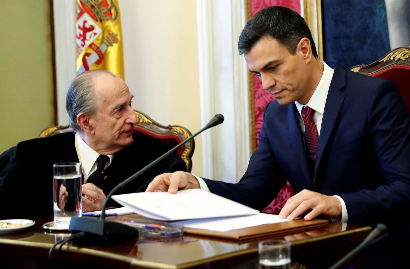Lavilla, junto al presidente Sánchez, en un acto del Consejo de Estado. (EFE)