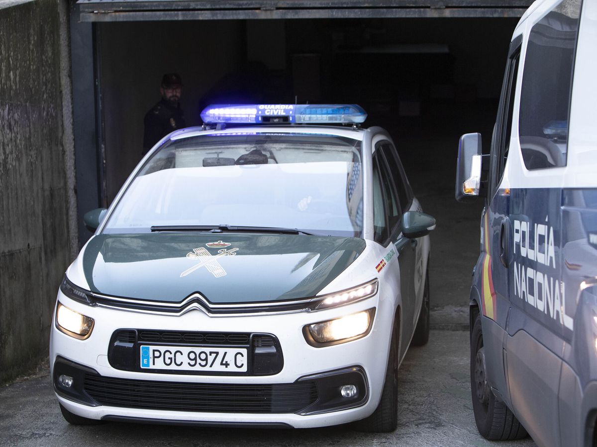 Foto: Imagen de un coche de la Guardia Civil y otro de Policía Nacional en Pontevedra. (EFE/Salvador Sas)
