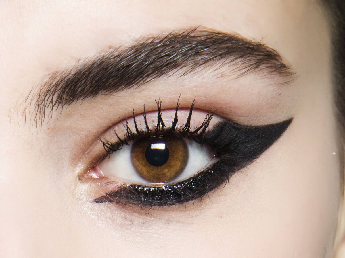 Foto: Primer plano del maquillaje de cejas y ojos en la colección de alta costura F16 de Dior. (Imaxtree)