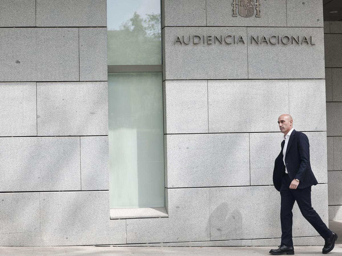 Foto: El expresidente de la RFEF Luis Rubiales a su salida de la Audiencia Nacional el pasado 6 de diciembre. (EFE/Sergio Pérez)