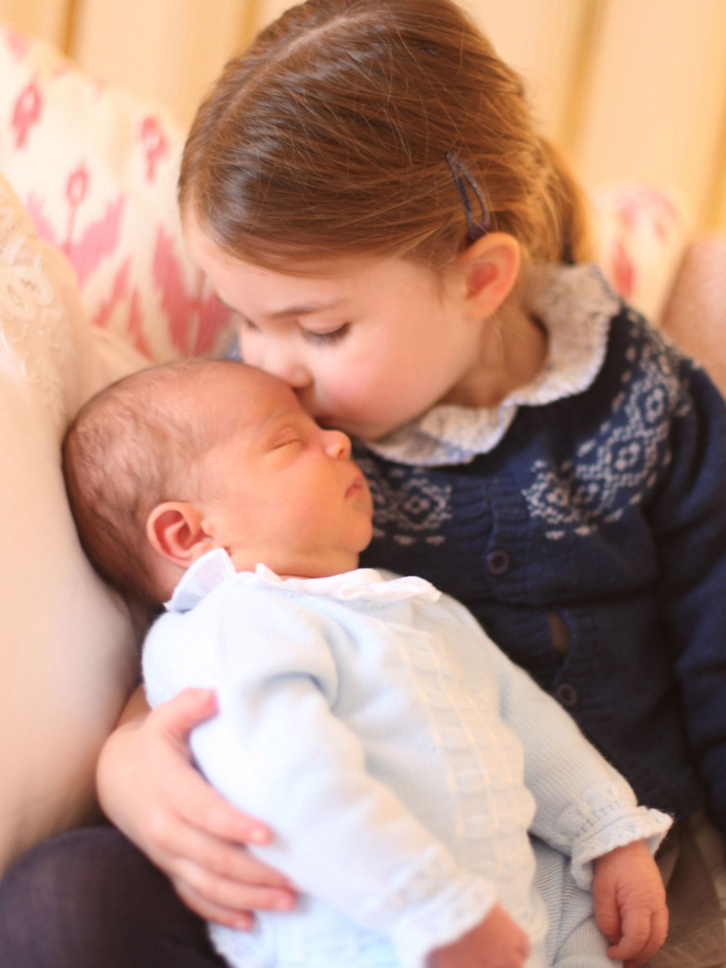 La princesa Charlotte besa a su hermano Louis. (Kensington)