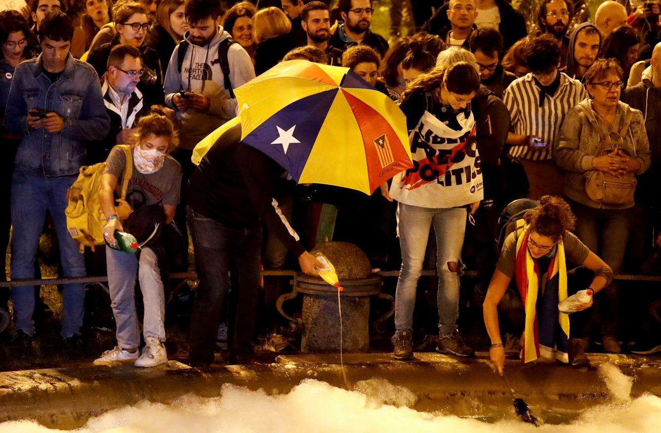 Los manifestantes vierten jabón en la fuente. (Reuters)