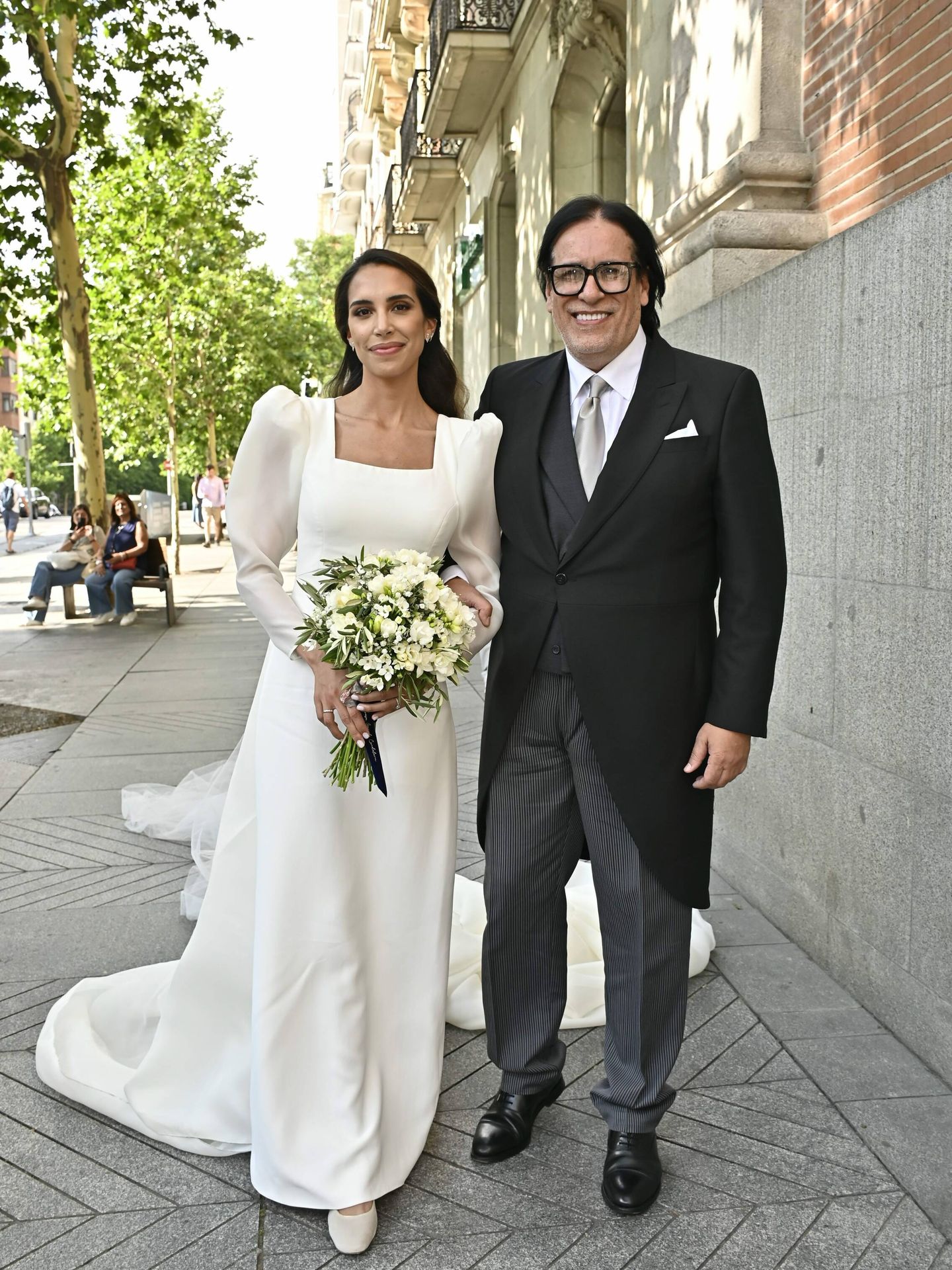 Carolina Trillo, hija de Eugenia Salazar, llegando a la boda junto a su padre. (Cordon Press)