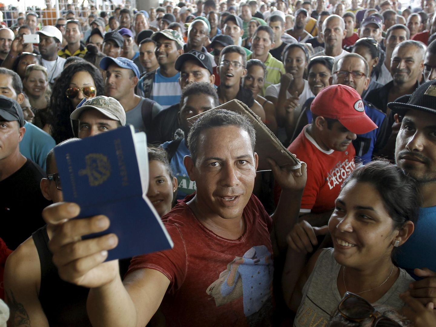 Un inmigrante cubano recibe su pasaporte con un visado panameño en la frontera de Paso Canoas, Costa Rica, en noviembre de 2015, en pleno éxodo migratorio desde la isla. (Reuters)