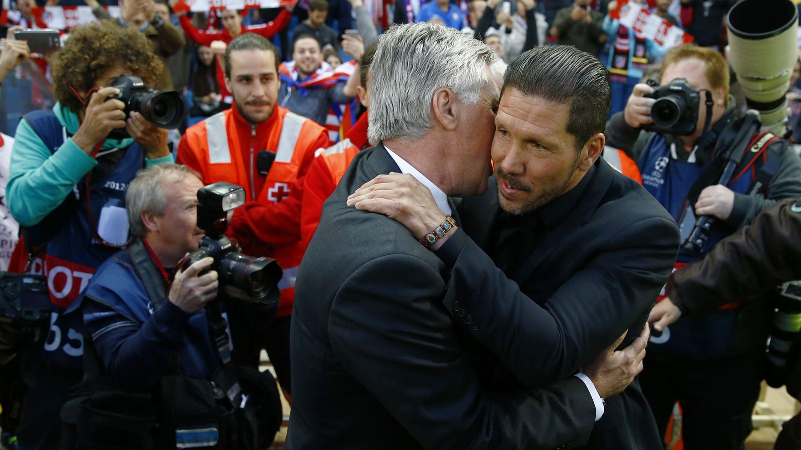 Foto: Simeone y Ancelotti se saludan antes de empezar el partido (Reuters).