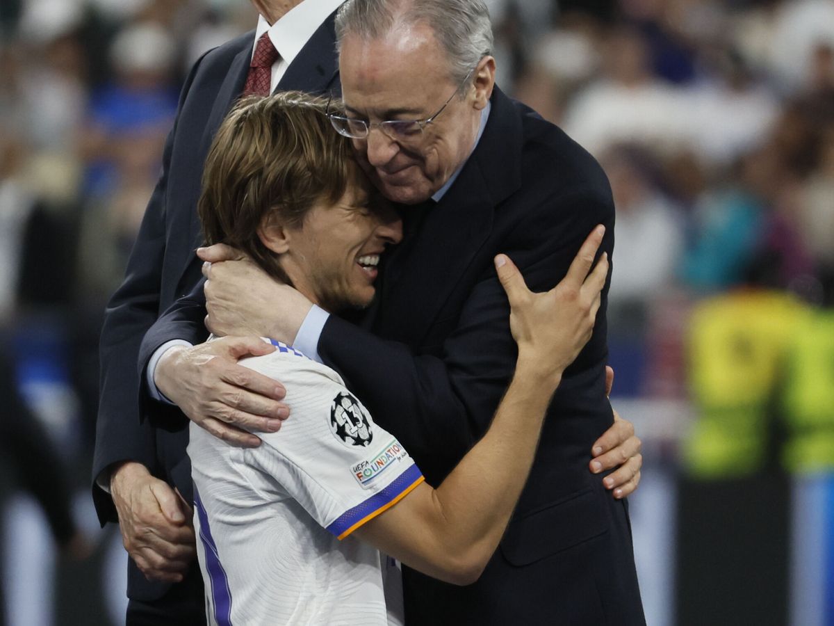 Foto: Florentino Pérez abraza a Modric tras ganar la Champions. (Efe/JUanjo Martín)