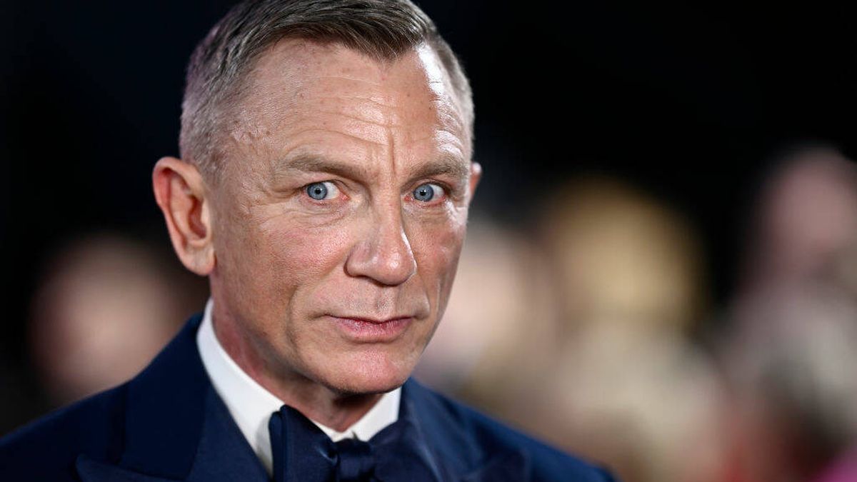La princesa Ana le entrega a Daniel Craig la misma medalla que tiene James Bond