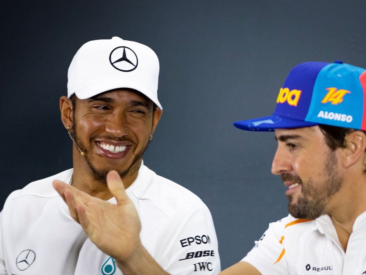 Foto: Fernando Alonso ha sabido ser noticia incluso en los peores tiempos de resultados, mientras que Hamilton disfruta de cotas de popularidad extraordinarias (EFE)