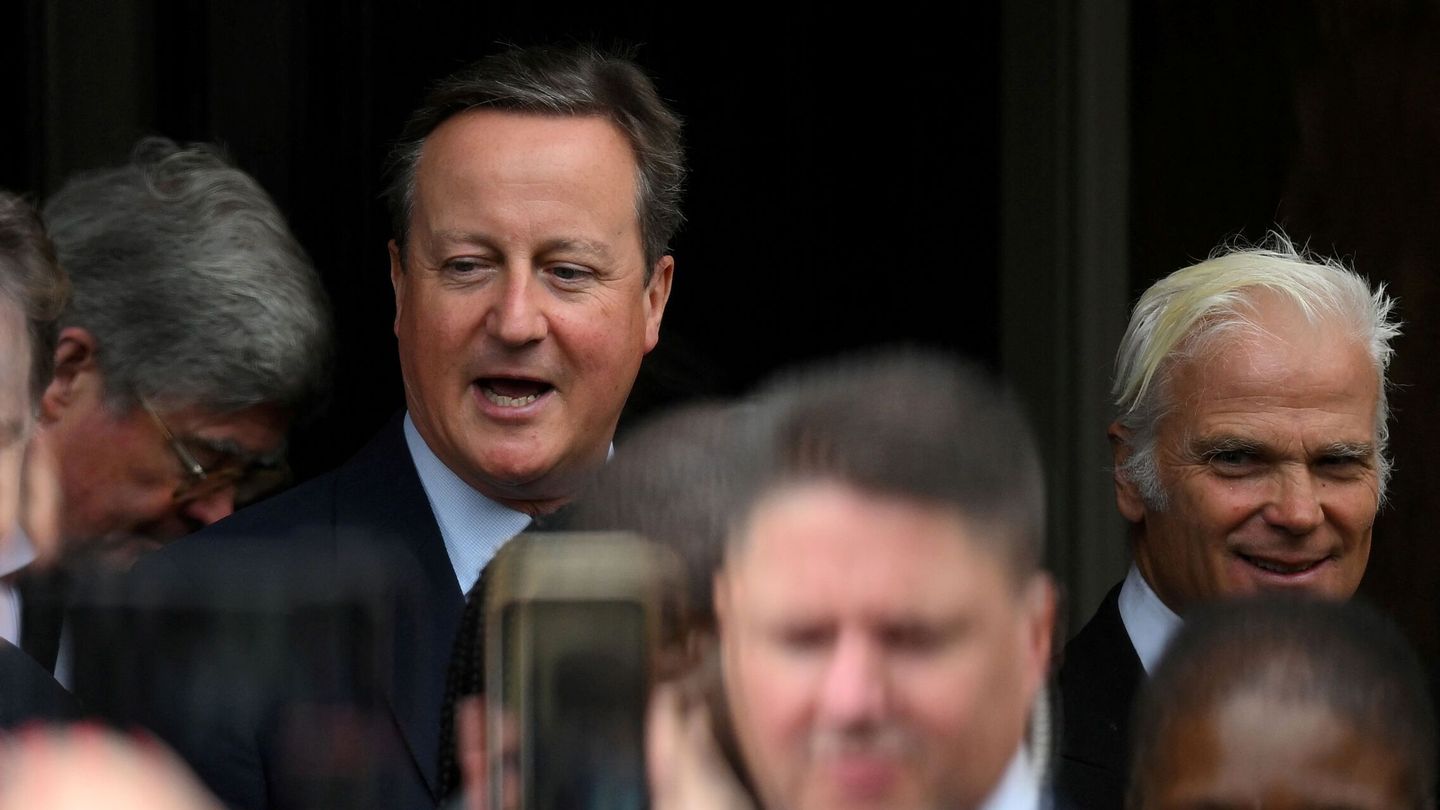 David Cameron, saliendo de St. James. (Reuters)