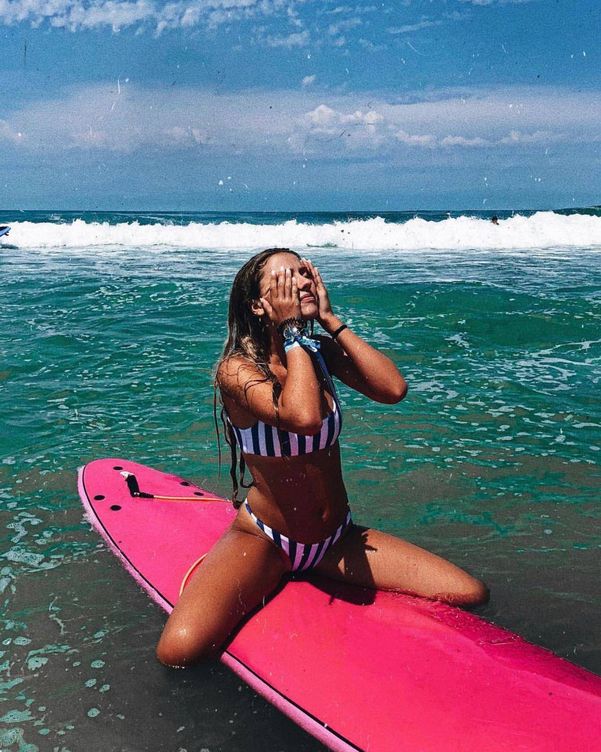 Cuando no tiene que trabajar Nuria Blanco aprovecha para practicar surf.