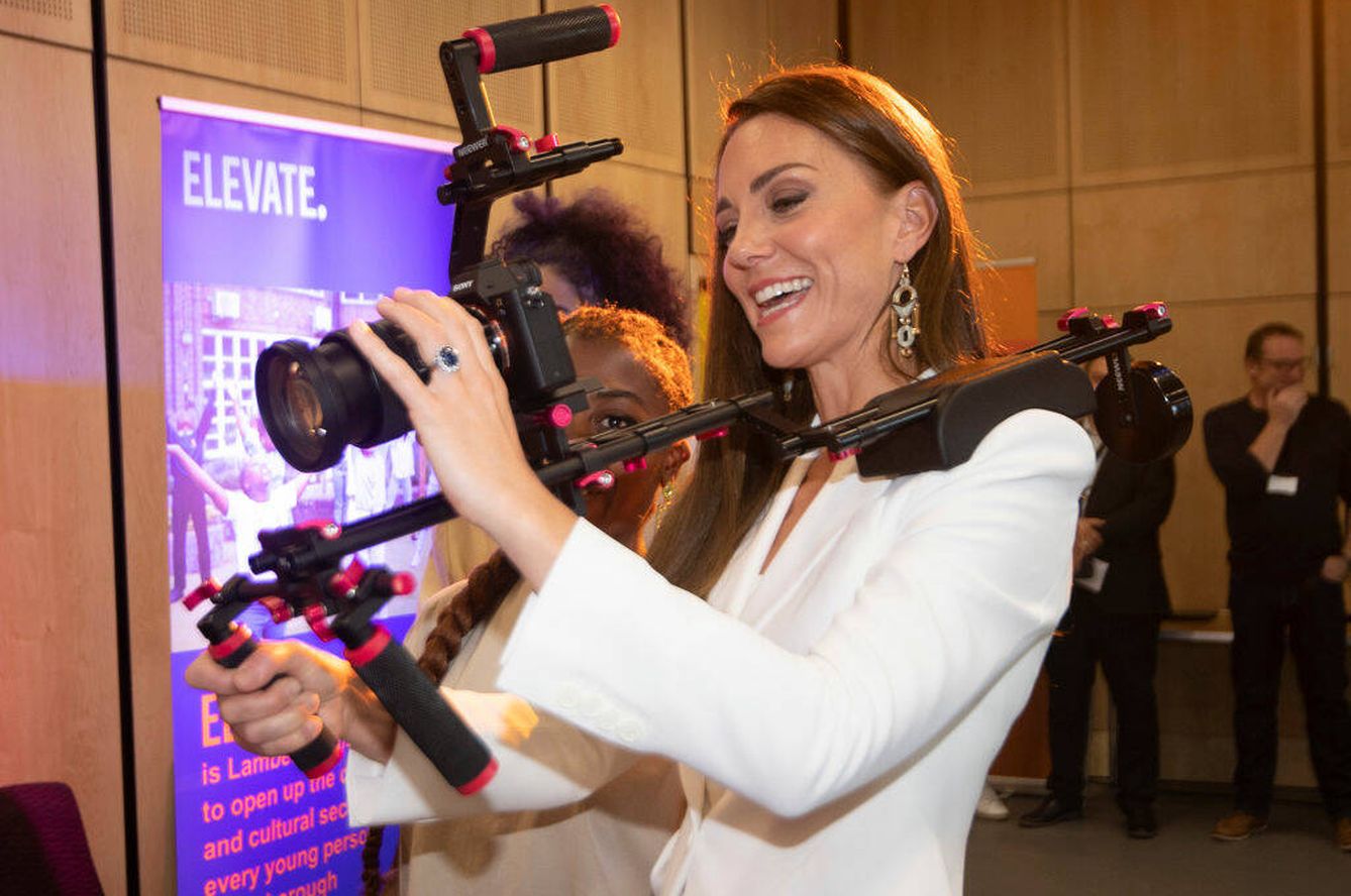 Kate Middleton, con una cámara de vídeo. (Getty)