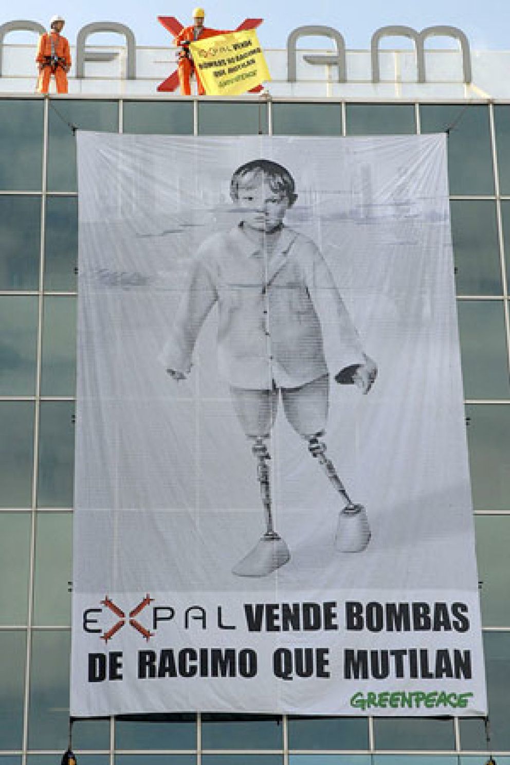 Foto: Activistas de Greenpeace irrumpen en Expal para denunciar fabrica bombas racimo