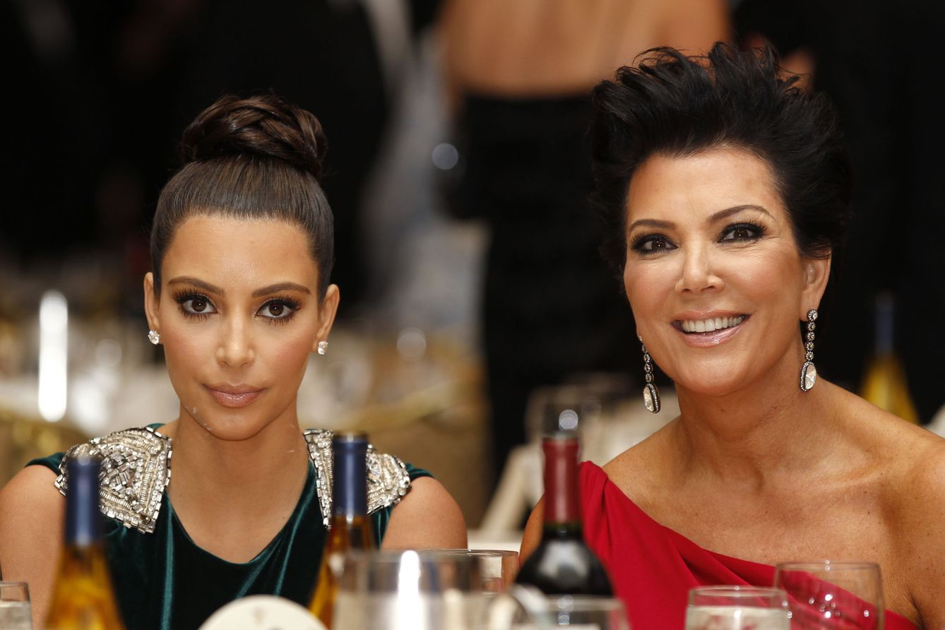 Foto: Kim Kardashian y Kris Jenner en una cena en La Casa Blanca. (Gtres)