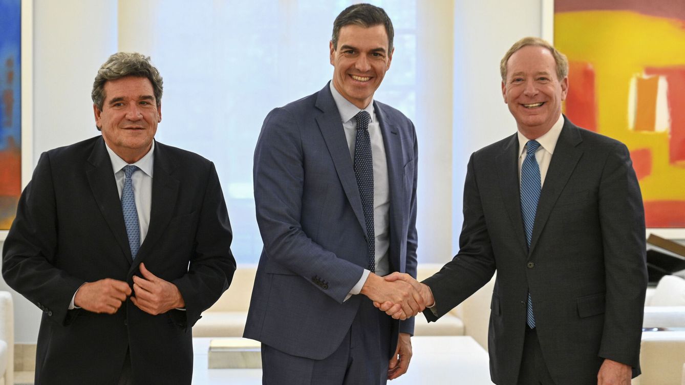 Foto: El presidente del gobierno, Pedro Sánchez, estrecha la mano del presidente de Microsoft, Brad Smith, en presencia del ministro de Transformación Digital, José Luis Escrivá. (EFE)
