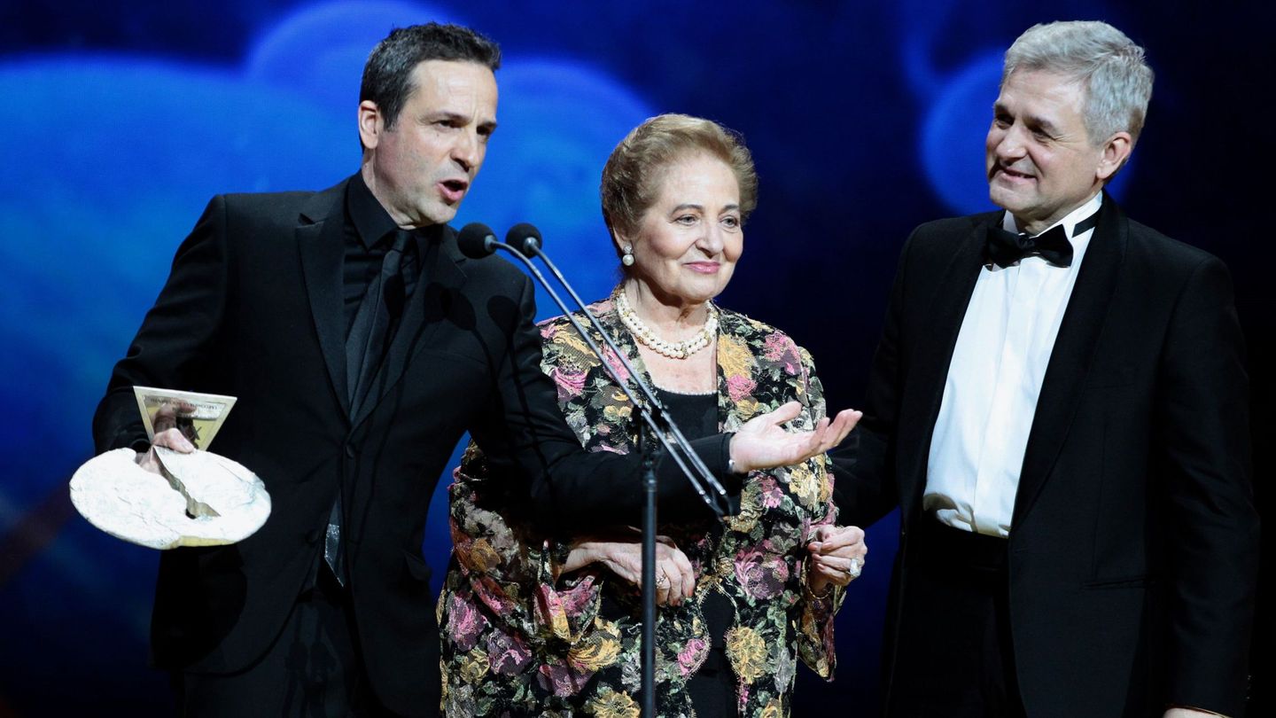 El director Gustavo Salmerón y sus padres, tras recibir el galardón al Largometraje Documental. (EFE)