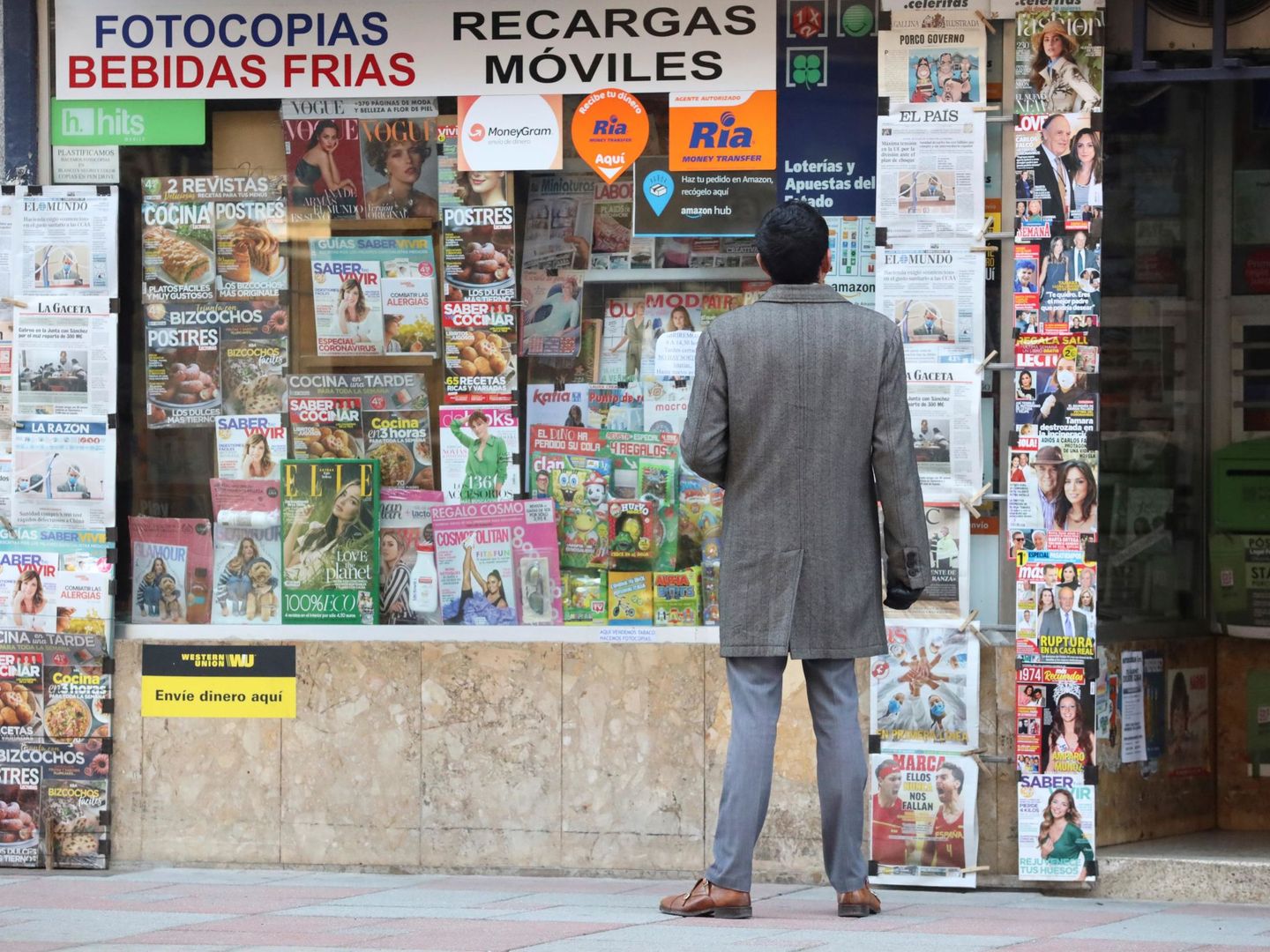 Un kiosco en España durante la primera ola del coronavirus. (EFE)