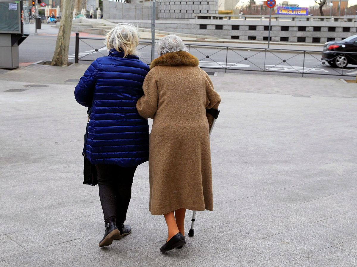 Foto: Dos ancianas paseando por las calles de Madrid. (EFE)