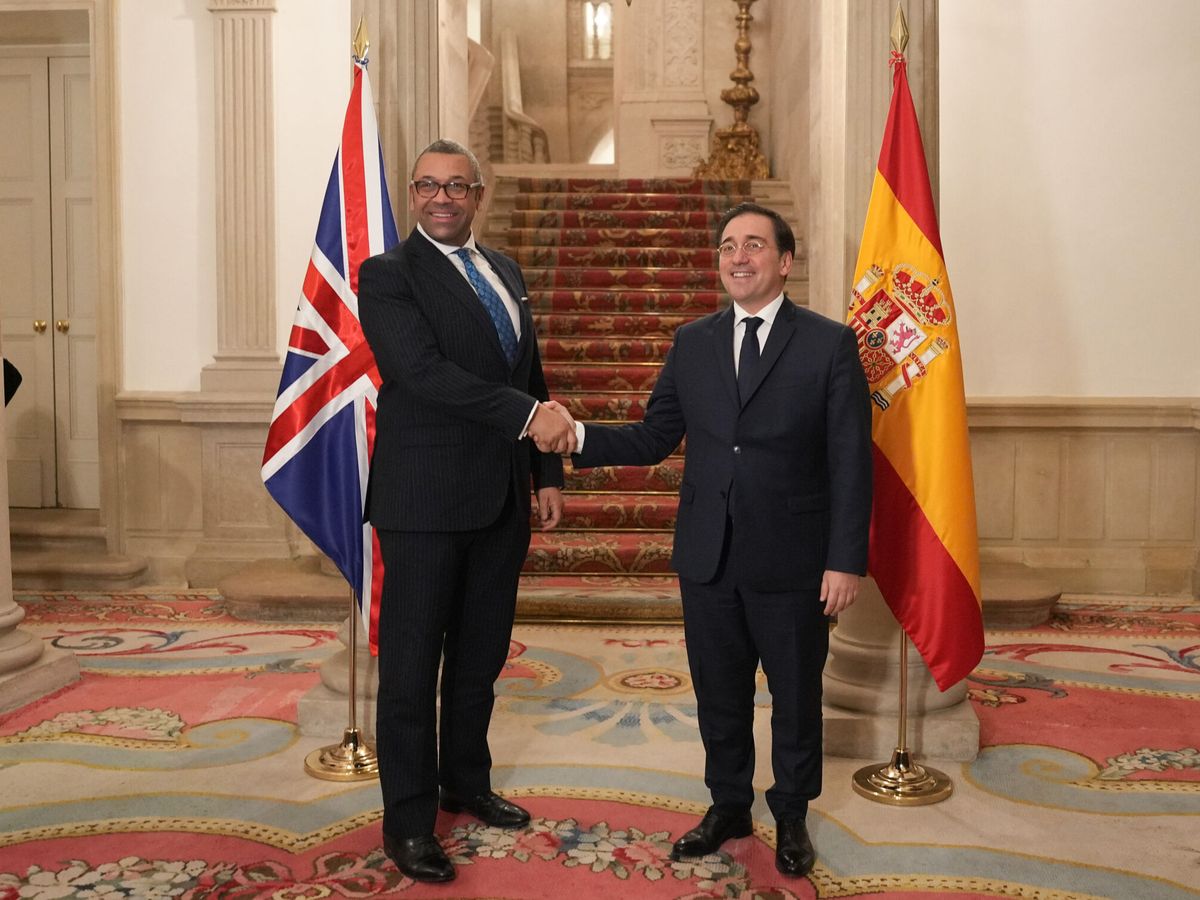 Foto: l ministro de Exteriores, Unión Europea y Cooperación, José Manuel Albares (d), se reúne con su homólogo británico, James Cleverly (i). (EFE/Borja Sánchez Trillo)