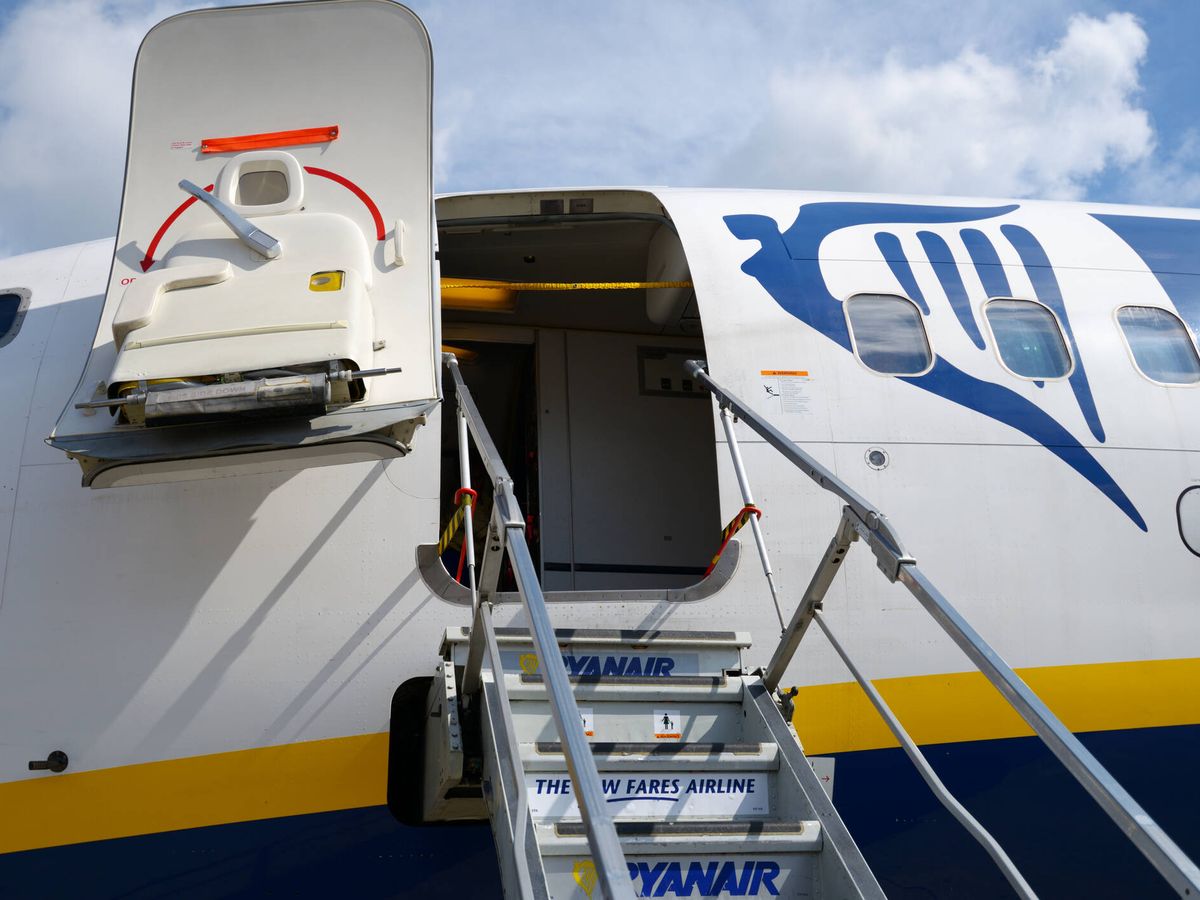 Foto: Puerta de entrada a un avión de Ryanair. (iStock)