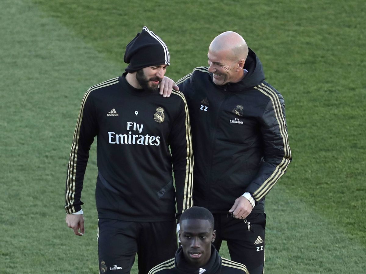 Foto: Karim Benzema, junto a Zidane, durante un entrenamiento del Real Madrid. (EFE)