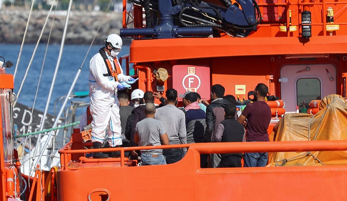 Cruz Roja Española va a movilizar voluntarios de otros lugares para reforzar a los equipos que trabajan en el puerto de Arguineguín (Gran Canaria). (EFE)