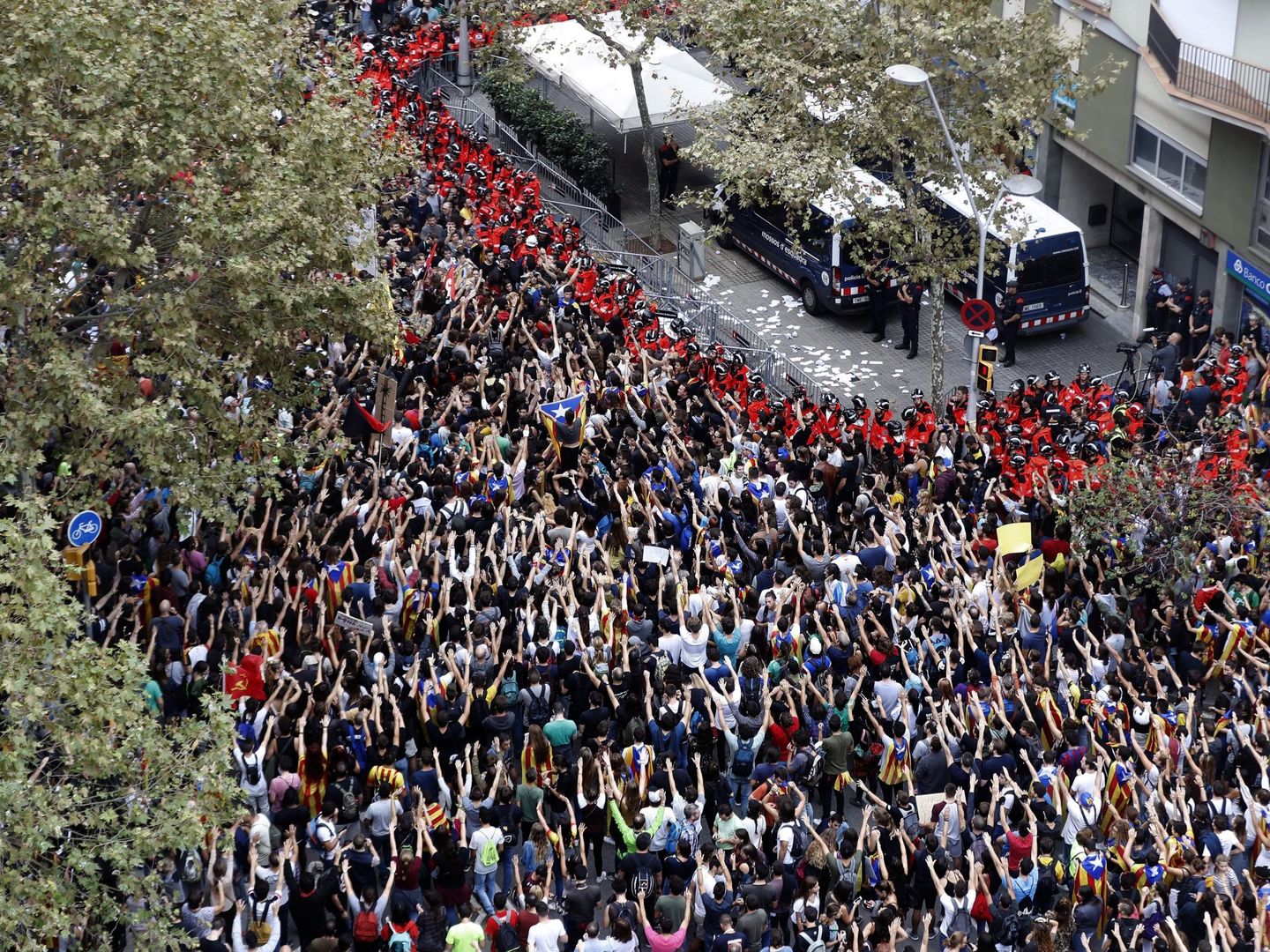 Agentes de los Mossos d'Esquadra custodian la sede del PPC en Barcelona, en la huelga del 3 de octubre. (EFE)