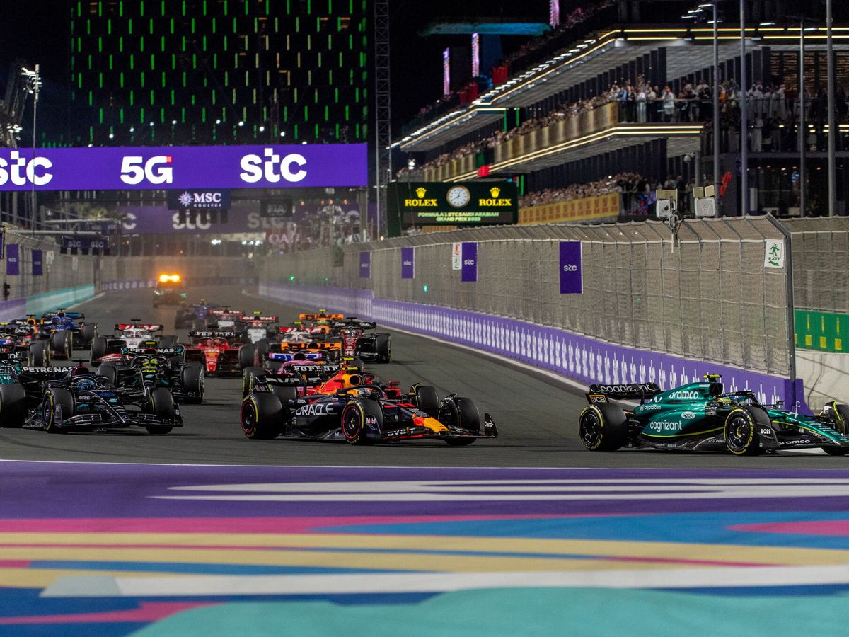Foto: Los monoplazas de la Fórmula 1 después de la salida en el GP de Arabia Saudí. (EFE/EPA/STR).