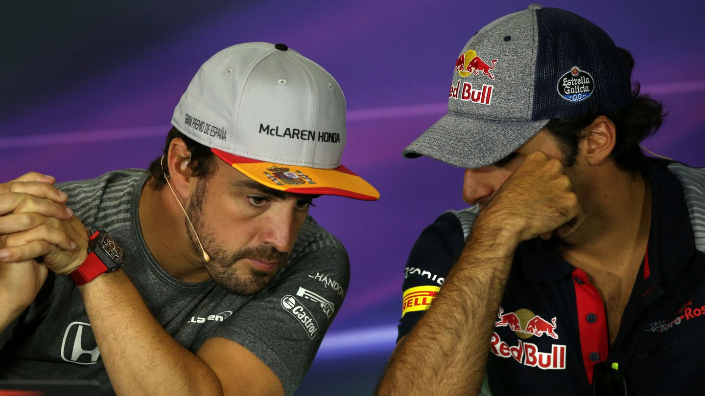 En la imagen, Carlos Sainz charla con Fernando Alonso. (Reuters)