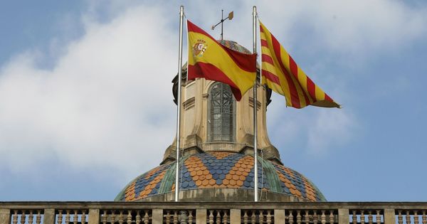 Foto: Las banderas española y catalana ondean en la fachada del edificio de la Generalitat de Cataluña. (EFE)