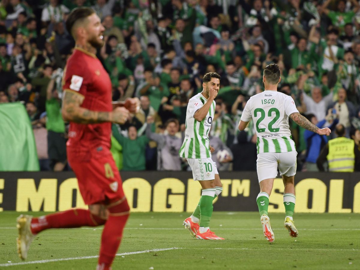 Foto: Isco y Ayoze celebran el gol. (EFE/Raúl Caro)