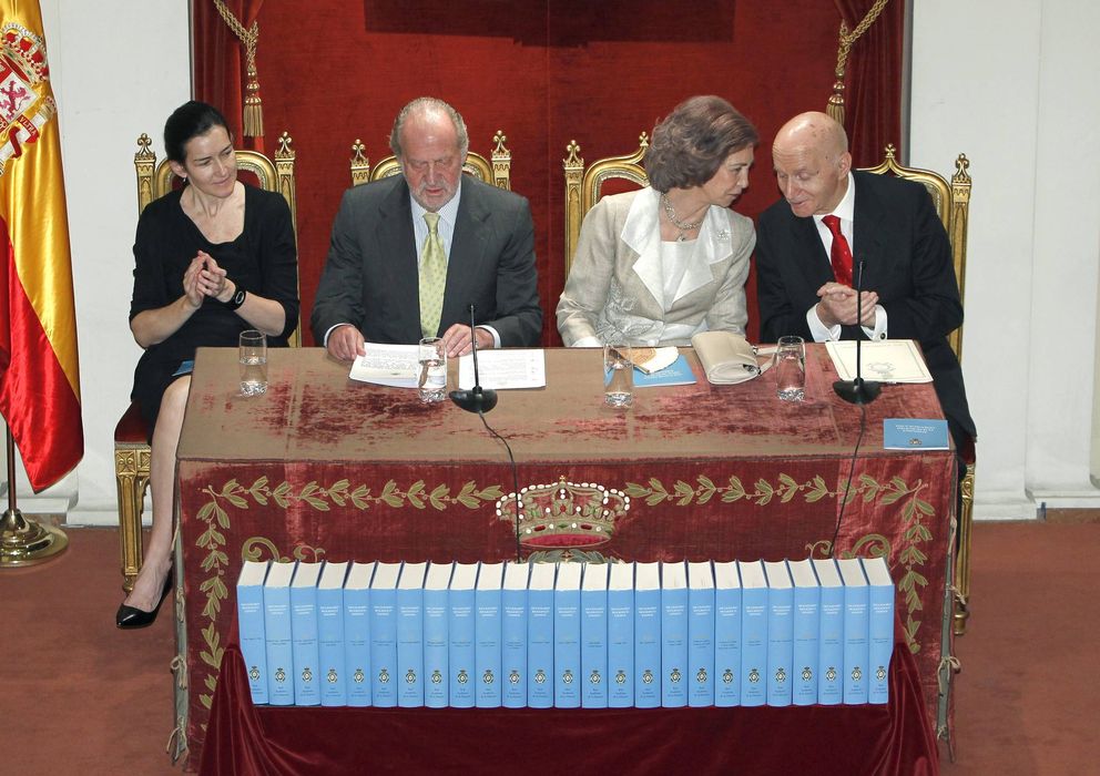 Foto: Los reyes Juan Carlos y Sofía, junto a la ministra Ángeles González-Sinde, y el director de la RAH, Gonzalo Anes, el 26 de mayo de 2011, en la presentación. (EF