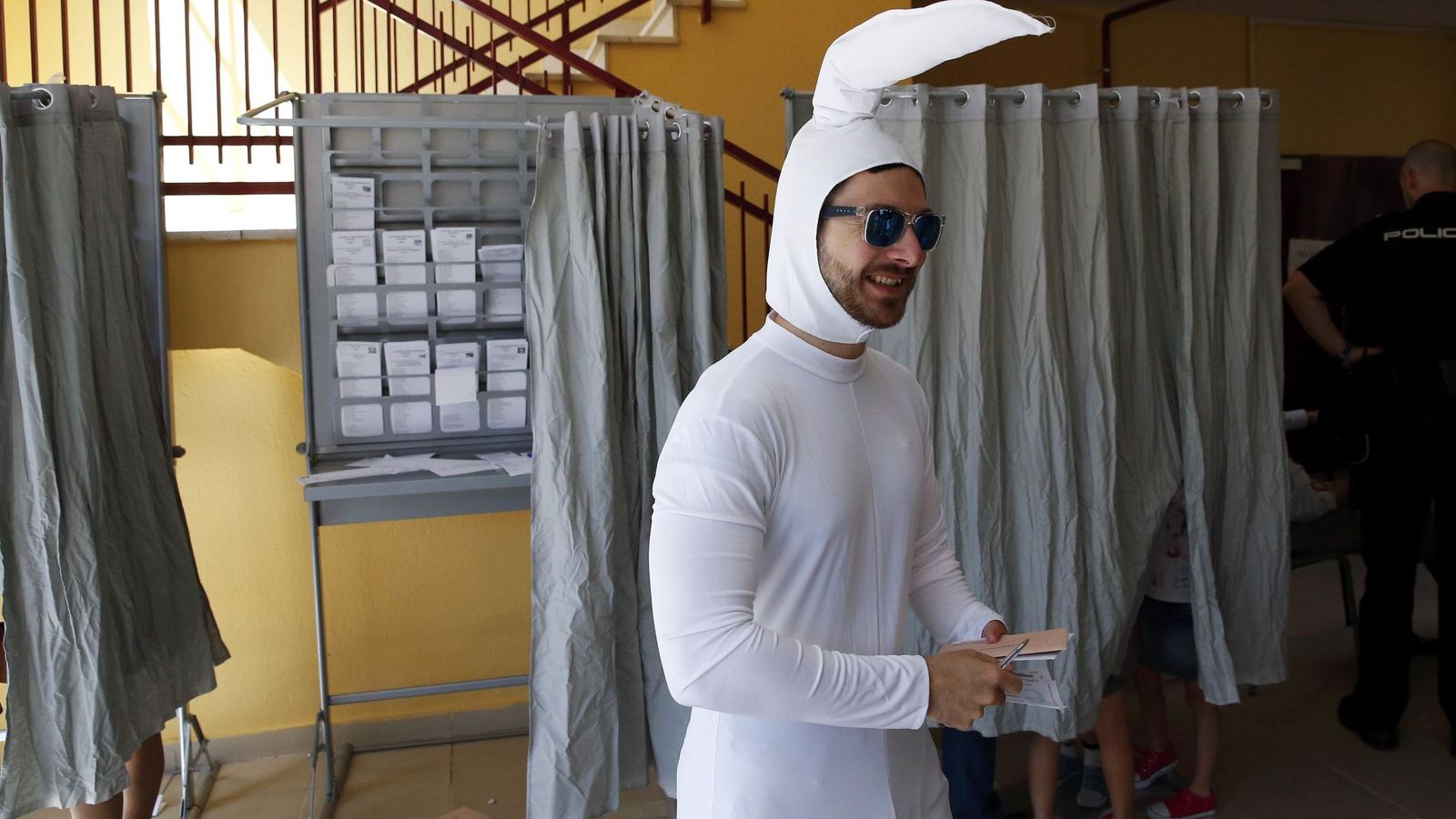 Foto: Un hombre vestido de espermatozoide votando en las elecciones generales 2016. (Reuters) 