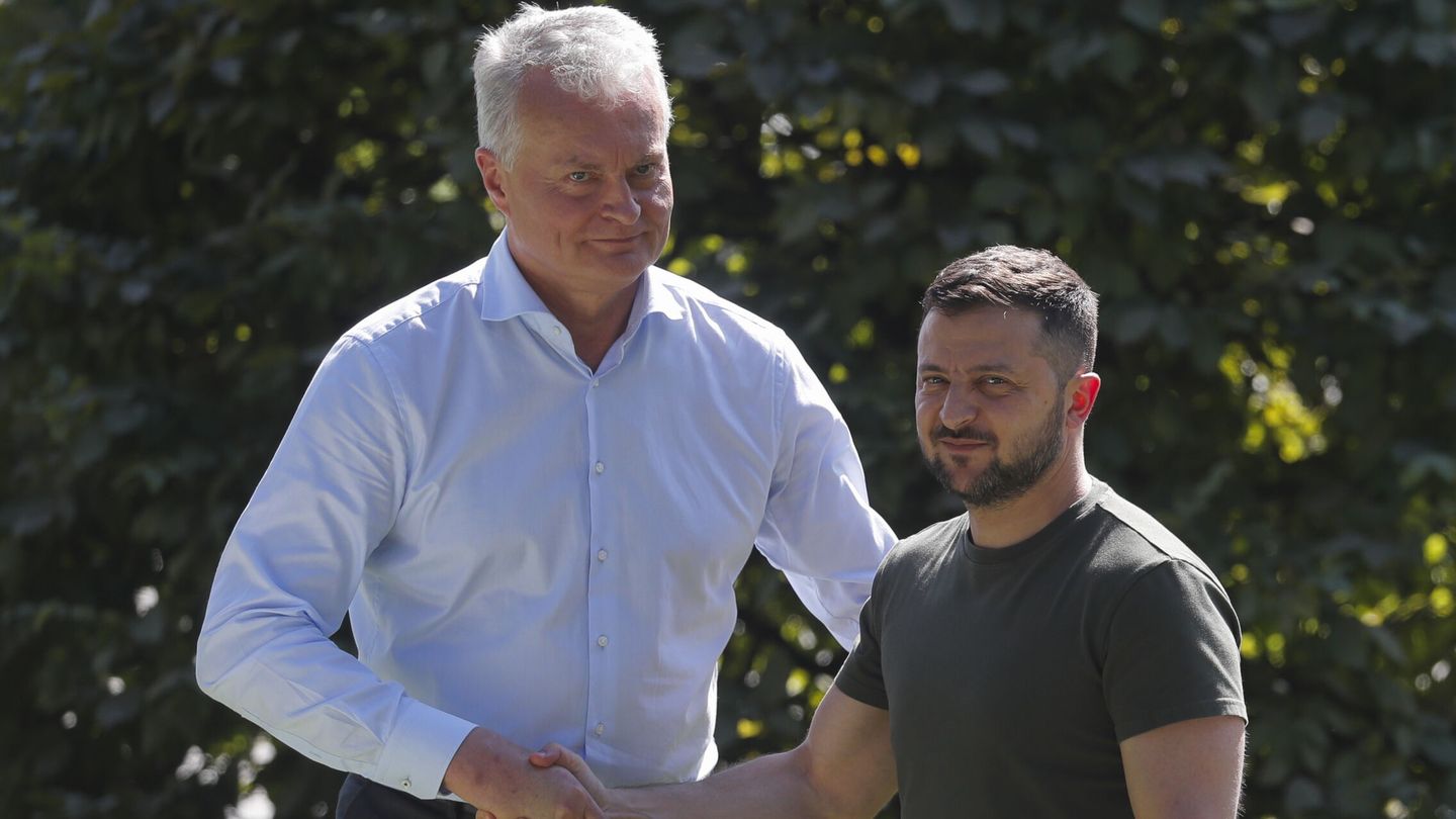 El presidente ucraniano Zelensky le da la mano a su homólogo Nauseda mientras asisten a su conferencia de prensa conjunta el 28 de julio de 2022. (EFE/EPA/Sergey Dolzhenko) 