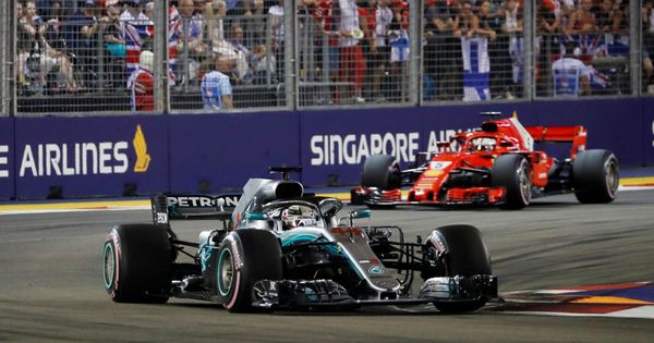 Foto: Lewis Hamilton y Sebastian Vettel durante el pasado Gran Premio de Singapur. (Reuters)
