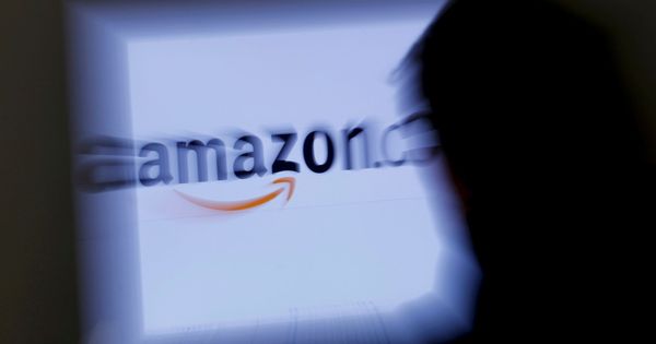 Foto: Un cliente consulta una página de Amazon en su ordenador portátil. (Reuters) 