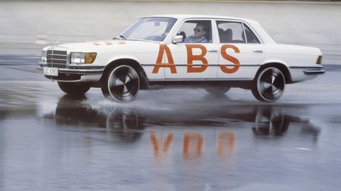 Pioneros en seguridad: ¿cuáles fueron los primeros coches con ABS, airbag o cinturones?
