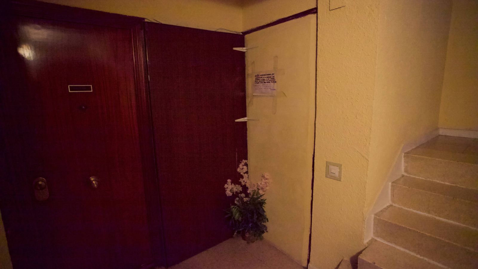Foto: Una de las puertas tapiadas en un piso de Entrevías. (Enrique Villarino)