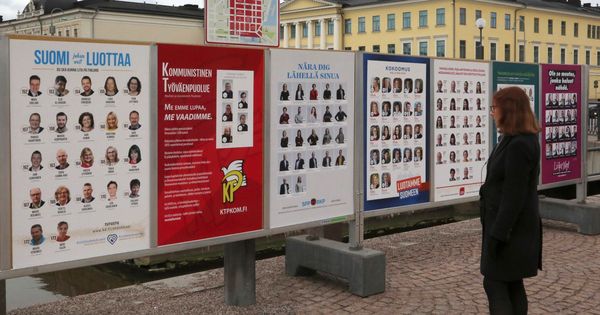 Foto: Votantes finlandeses observan los carteles electorales con los candidatos de los partidos en Helsinki. (EFE)