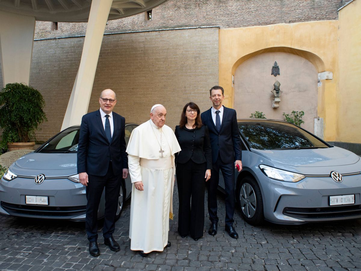 Foto: Momento de la entrega de los primeros ID.3 con la presencia del Papa Francisco. (Volkswagen) 