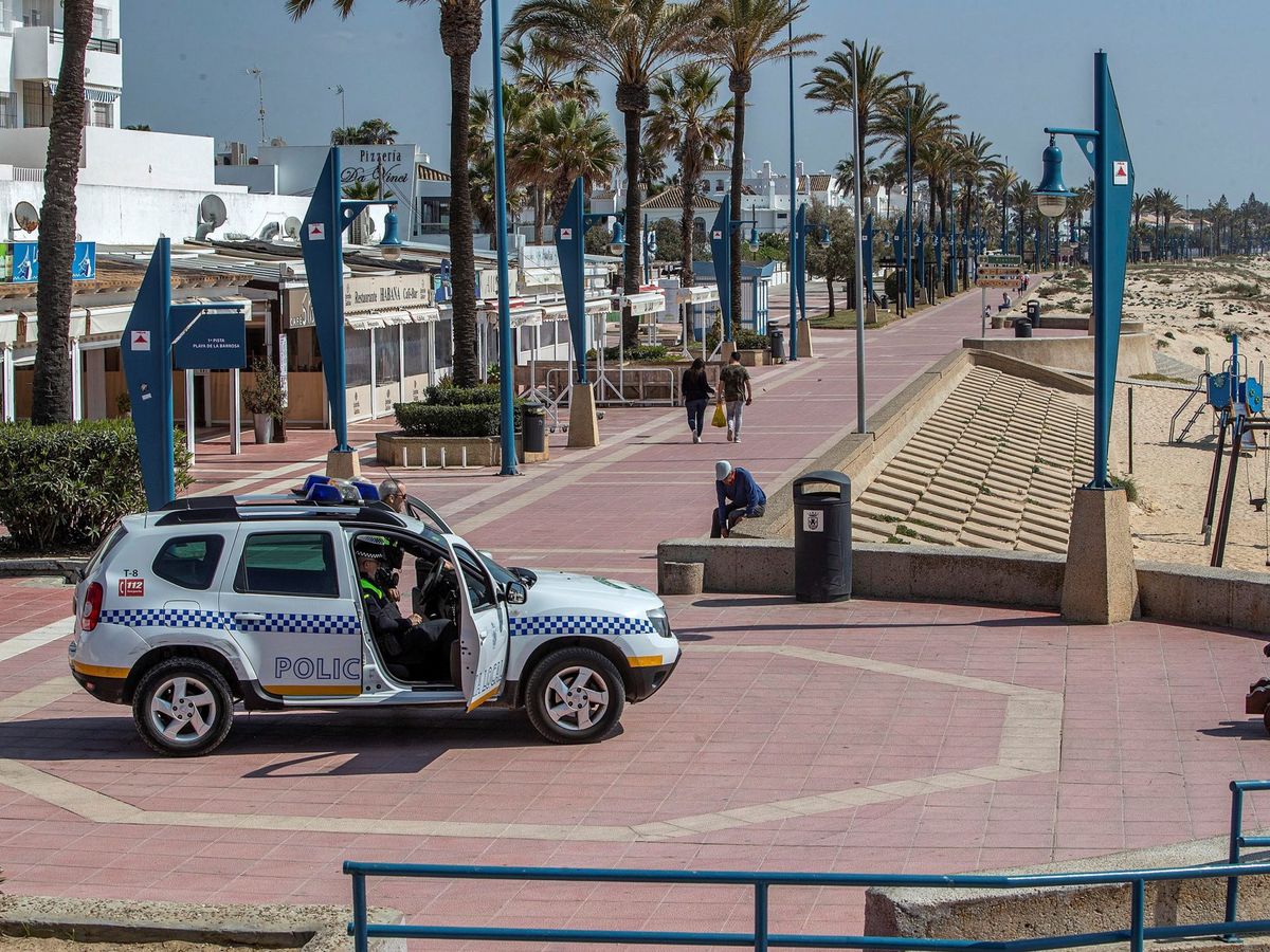 Foto: Una patrulla de la policía municipal de Chiclana de la Frontera (Cádiz). (EFE)