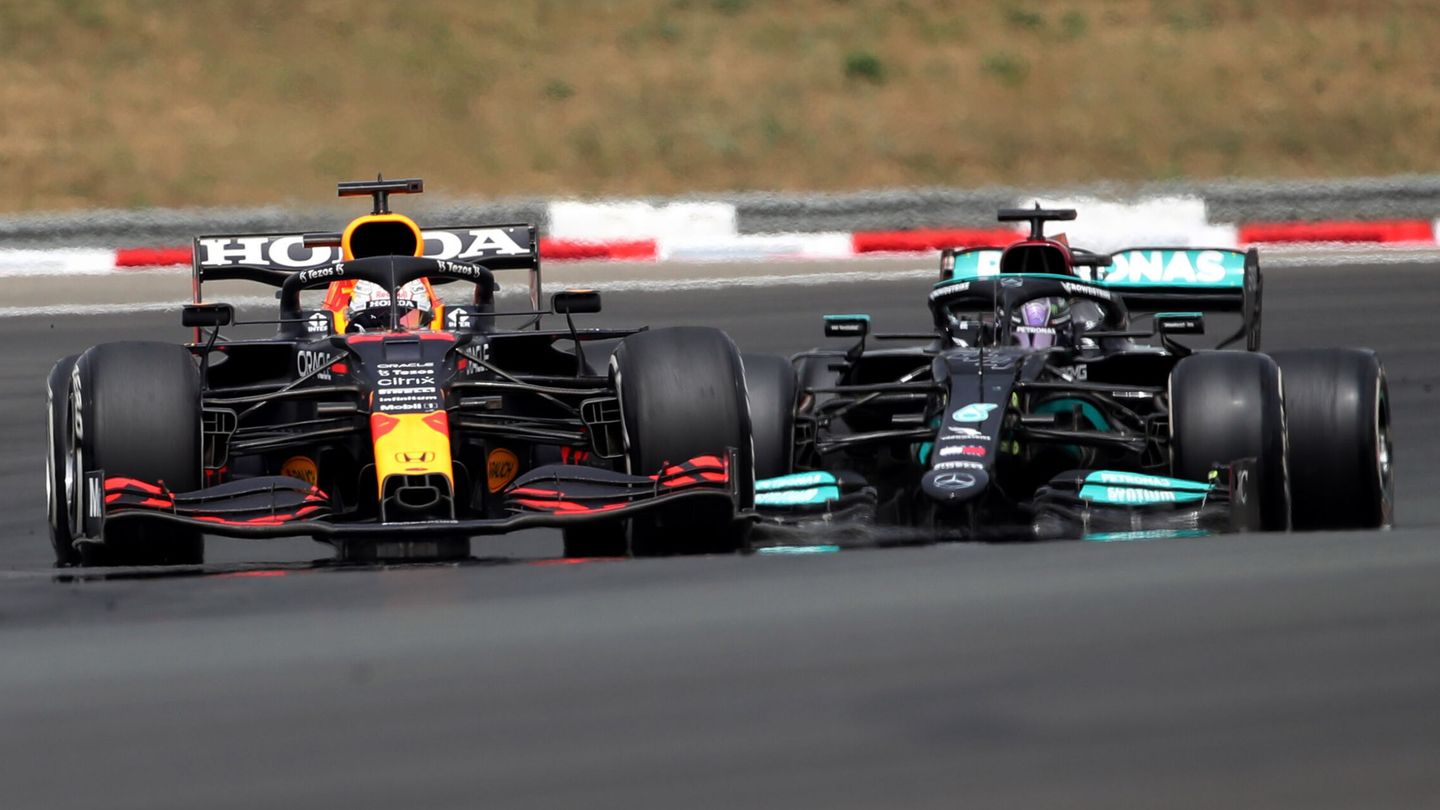 Formula One F1 - French Grand Prix - Circuit Paul Ricard, Le Castellet, France - June 20, 2021 Red Bull's Max Verstappen and Mercedes' Lewis Hamilton in action during the race REUTERS Yves Herman